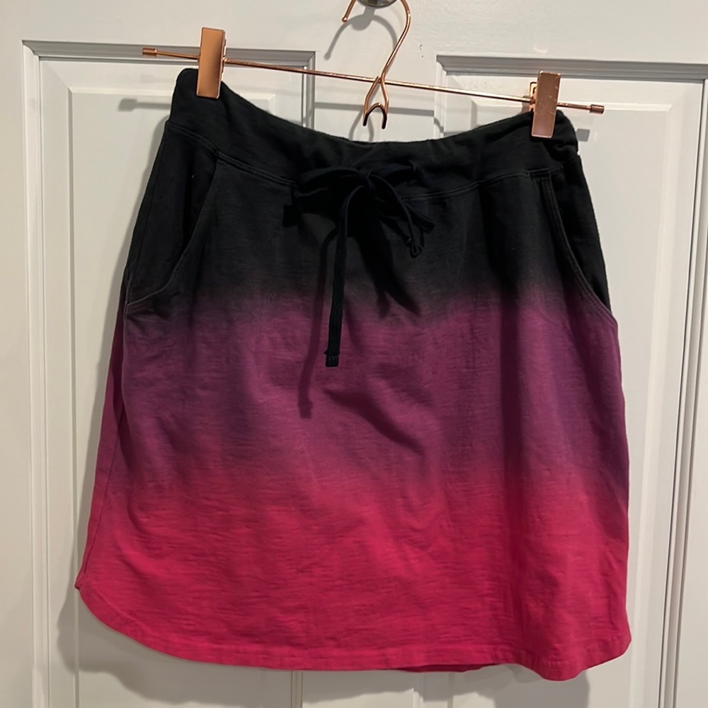 SUNDRY EVEREVE Women's size 1 Black, purple and pink Skirt Athleisure Casual